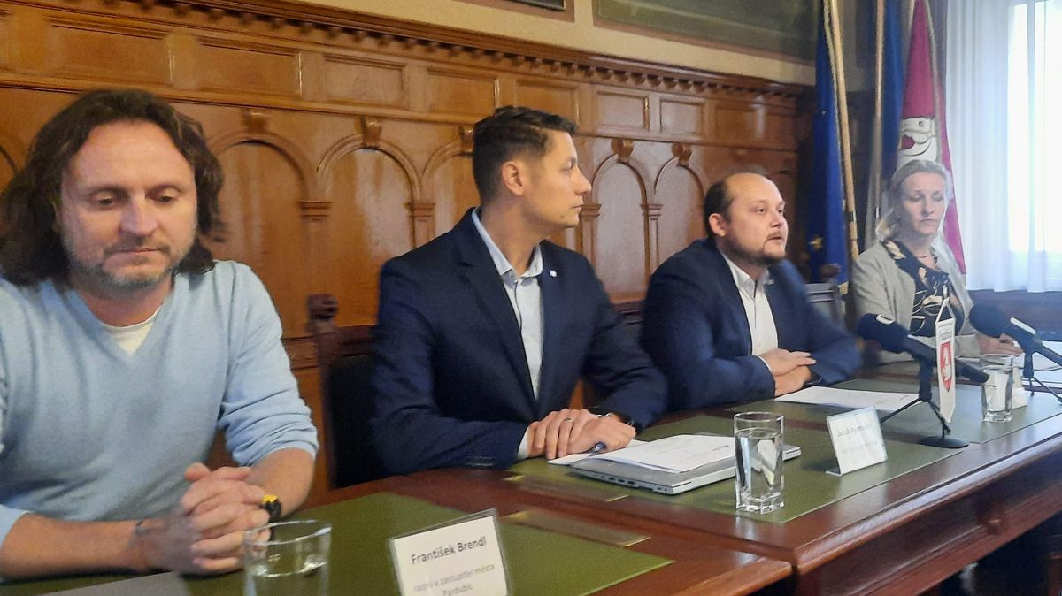 Pardubice odvolaly všechny obviněné v kauze veřejných zakázek z vedení městských firem